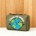 Details der koreanischen grünen Kosmetiktasche mit niedlichem Erdmotiv und Reißverschluss. - Stil 9 (TEACH THE WORLD)