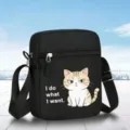 Sac bandoulière mini noir avec sangle réglable, fermeture éclair et joli imprimé de chat. - Chat En Colère