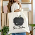 Leinwand Tragetasche Detailansicht mit Apfel Tafel Print und Best Teacher Text für den Alltag. - Apfel-Druckstil (1) / Gebrochenes Weiß / 35*40cm
