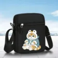 Vue détaillée du sac bandoulière noir avec imprimé chat mignon et fermeture éclair métallique. - Style Chat
