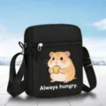 Vue détaillée du petit sac bandoulière noir en toile avec motif de hamster et sangle. - Style Hamster