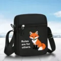 Sac bandoulière mini noir avec imprimé renard et sangle réglable pour les voyages quotidiens. - Style Renard