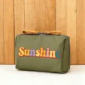 Grüne tragbare Kosmetiktasche mit Retro-Typografie, perfekt für den täglichen Reisegebrauch. - Sunshine Stil