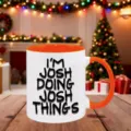 Detailaufnahme einer weißen und orangen Keramik Tasse mit englischem Spruch auf Tisch. - 350ml / Stil 24 Ingenieur Oranger Griff