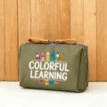 Detailansicht der olivgruenen Kosmetiktasche mit buntem Stifte Aufdruck und starkem Reissverschluss. - Stil 2 (COLORFUL LEARNING)