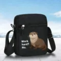Petit sac bandoulière noir avec imprimé loutre mignon et sangle réglable pour usage quotidien. - Modèle Loutre