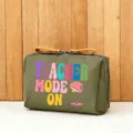 Olivgrüne Kosmetiktasche Detailansicht mit bunten Retro-Lehrermotiven und süßer Schreibtischlampe. - Stil 1 (TEACHER MODE ON)