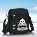 Vue détaillée d'un mini sac bandoulière noir avec motif panda méditatif et sangle réglable. - Style Panda