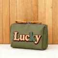 Grüne Kosmetiktasche mit retro Lucky-Buchstaben, tragbare Make-up-Tasche für den Alltag. - Lucky Stil
