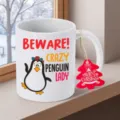Nahaufnahme einer weißen Keramik Kaffeetasse mit süßem Pinguin Motiv und Weihnachtsetikett. - 350ml Mit Anhänger / Weiß Pinguin Stil