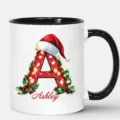 Personalisierte Weihnachts Tasse mit Buchstaben, Weihnachtsmannmütze und Lichterkette Kaffeetasse. - 350ml / Schwarzer Rand