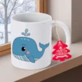 Vue détaillée d'une tasse en céramique blanche avec un motif de baleine et étiquette. - 350ml / Blanc