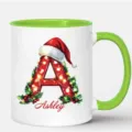 Personalisierte Weihnachtsbuchstabe Keramik Kaffeetasse mit festlichen Motiven und grünem Henkel. - 350ml / Grün