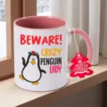 Keramik Kaffeetasse mit rosa Henkel und niedlichem Pinguin Motiv perfekt für Weihnachten. - 350ml Mit Anhänger / Rosa Pinguin Stil