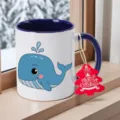 Detailopname van keramische mok met schattige blauwe walvisprint en kersthangertje op vensterbank. - 350ml / Blauw