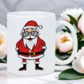 Nahaufnahme der weißen Keramiktasse mit einem coolen Weihnachtsmann-Grafikdruck und Sonnenbrille. - 350ml / Weiß