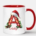 Weihnachtsbecher Detailansicht mit Weihnachtsmütze Motiv und personalisiertem Namen Druck. - 350ml / Rot