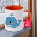 Schattige blauwe walvis keramische koffiekop met oranje handvat en feestelijk kerstlabel. - 350ml / Oranje