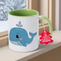 Schattige blauwe walvis keramische koffiemok met kerstboomlabel, perfect vakantiecadeau en decor. - 350ml / Groen