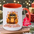 Festieve keramieken koffiemok in oranje en wit met stoer otterontwerp en kerstcadeaulabel. - 350ml / Oranje