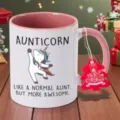 Nahaufnahme einer Keramiktasse mit süßem Einhorn-Design und lustigem Spruch für Tanten. - Rosa Einhorn Stil