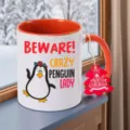Keramische Tasse mit Pinguin Motiv und lustigem Text, orange Henkel, ideales Weihnachtsgeschenk. - Orange Pinguin Stil