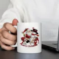 Tazza di Natale in ceramica, dettaglio con simpatico Babbo Natale, mano che tiene la tazza. - Stile Combinazione Babbo Natale e Pupazzo di Neve / 350ml Confezione Singola
