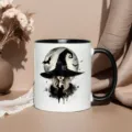 Detailaufnahme des gotischen Hexen- und Vollmondmotivs auf einer klassischen Kaffeetasse. - Schwarz-Weiß-Stil / 350ml