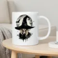 Detailaufnahme der weißen Keramik Tasse mit stilvollem Hexen Motiv für Halloween Partys. - 350ml / Weiß