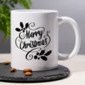Nahaufnahme einer weißen Keramiktasse mit Frohe Weihnachten Aufdruck und weihnachtlichen Details. - 350ml / Stil 12 Weihnachtsreinweiß