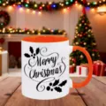 Detailaufnahme einer weissen Keramiktasse mit Weihnachtsdesign und festlicher Dekor. - 350ml / Stil 10 Weihnachtsorknorre Griff