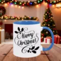 Nahaufnahme einer weiß-blauen Keramiktasse mit Frohe Weihnachten Druck und festlicher Szene. - 350ml / Stil 08 Weihnachtsblauer Griff
