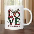 Detailansicht einer weißen Keramik Kaffeetasse mit weihnachtlichem Rentier im Karomuster. - 350ml / Weiß