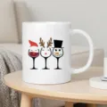 Détail gros plan de tasse de Noël en céramique blanche avec graphisme de verres de vin. - Style Verre à Vin Dessin Animé / 350ml Paquet Unique