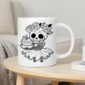 Tazza da caffe in ceramica bianca con un grazioso design di teschio di zucchero e cupcake. - 350ml / Bianco