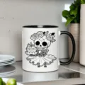 Primo piano dettagliato di una tazza in ceramica con stampa teschio gotico e manico nero. - 350ml / Perline Nere e Bianche