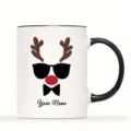 Vue détaillée de la tasse à café renne de Noël personnalisée avec nom et lunettes tendance. - 350ml / 04