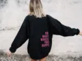 Sudadera negra oversize con estampado rosa en la espalda, estilo streetwear casual. - XS / Tops / Negro-(Logo Rojo Rosa)