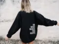 Lässiger, lockerer schwarzer Damen-Sweatshirt mit stylischem Slogan-Druck hinten. - XS / Oberteile / Schwarz-(Weiß Logo)
