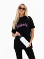 Dettaglio di maglietta nera casual con stampa di lettere rosa e bottiglia d'acqua. - 10