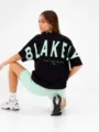 Maglietta grafica nera oversize abbinata a pantaloncini da biker menta, stile streetwear casual. - Taglia S / 2