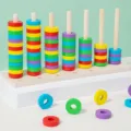 Farbenfrohes Montessori Holz Stapelspielzeug mit bunten Ringen zum Lernen für Kinder. - Standardpaket