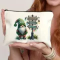 Gros plan sur les détails de la trousse de maquillage de gnome de Noël blanche. - Style 4