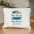 Nahaufnahme Detail der weißen Leinen Kosmetiktasche mit französischem Lehrer Spruch. - Stil 2