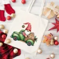 Detailansicht der Weihnachts-Leinwand-Tragetasche mit festlicher Zwerg- und Lastwagen-Illustration. - Stil 2 / 35*40cm