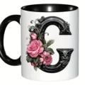 Vue détaillée d'une tasse en céramique avec lettre C et roses roses élégantes. - Noir Blanc Rose Lettre C