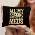 Detailansicht der schwarzen Kosmetiktasche mit Reißverschluss und witzigem Pillen Typo Design. - All My Meds Text Stil (51)