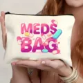 Tragbarer weißer Kosmetikbeutel mit MEDS BAG Aufdruck und Reißverschluss im Alltag. - Meds Bag Bunt Stil (53)