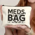 Nahaufnahme der weissen Leinen-Reissverschlusstasche mit dem Meds Bag Pillen-Druck. - Meds Bag Große Schrift Stil (55)