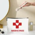 Detailansicht der Canvas-Medizintasche, weiße Kosmetiktasche mit rotem Kreuz und Herz-Symbol. - Lustiger Druck Stil Sechzehn (16)
